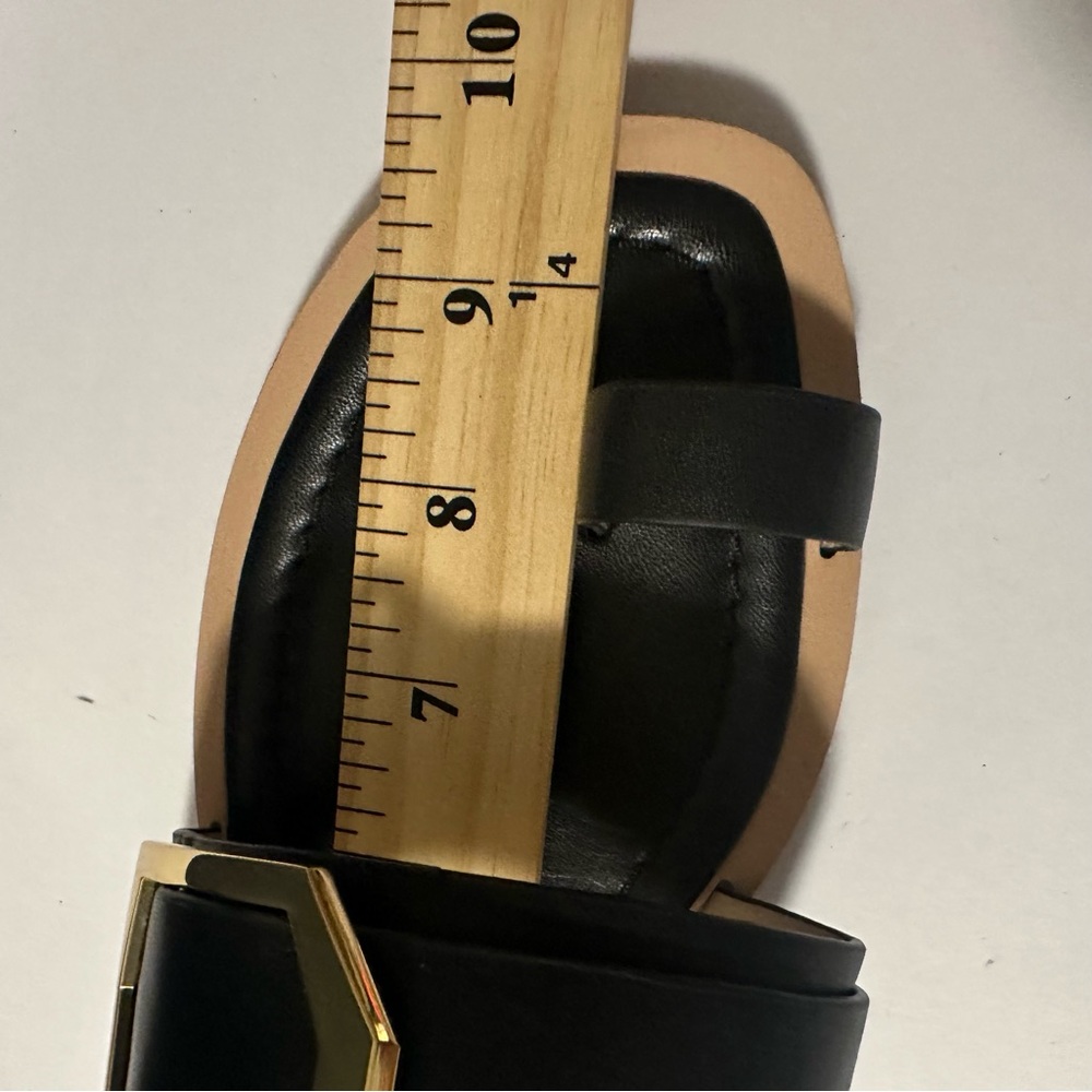 Louise et Cie Altan Sandals Leather Toe Ring
Black with Gold Buckle Preppy 8.5 - Picture 4 of 14